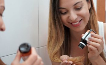 Woman applies oil. Credit / Shutterstock